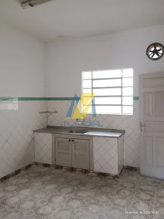 Imagem Casa Espaçosa com Edícula e Ambientes Independentes - Excelente Local.