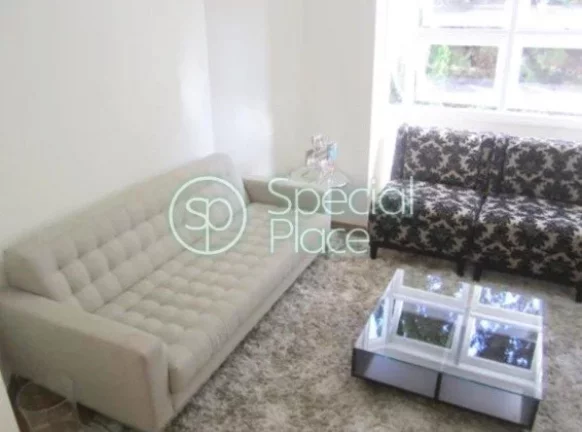 Imagem Casa em condomínio com 610m², reformadíssima, muito iluminada e clean. Amplo living para dois amb...