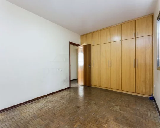 Imagem Apartamento amplo com piso de tacos, living para 02 ambientes, lavabo, 04 dormitórios sendo 01 suí...