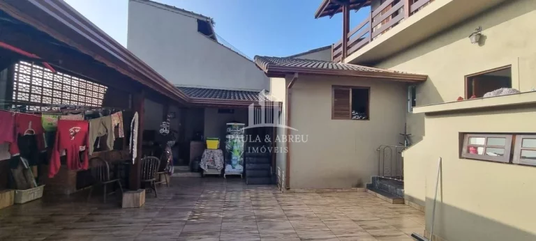 Imagem Sobrado de Alto Padrão, 4 Dormitórios, Sendo 2 Suítes e 1 com Closet, Porteira Fechada, Água Quente na Cozinha, Churrasqueira e fogão à Lenha no Centro de Ribeirão Pires-SP