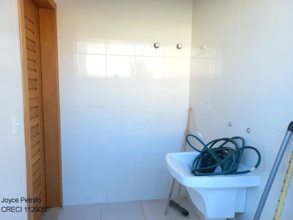 Imagem Casa nova com 4 suítes, piscina e fino acabamento à venda em condomínio de luxo em Peruíbe.