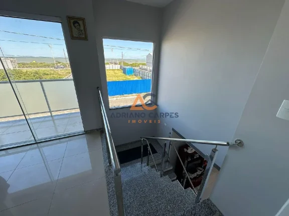 Imagem Sobrado de 4 dormitórios, sendo 1 suíte a 50m do mar no bairro Meia Praia, em Navegantes - Adriano Carpes Imóveis vende