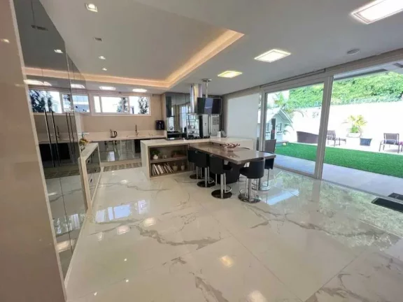 Imagem Casa de alto padrão em condomínio fechado com 5 suítes e 4 vagas de garagem em Itajaí