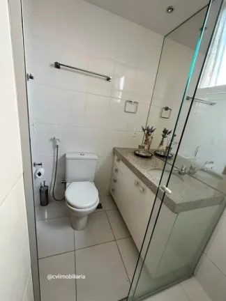 Imagem Amplo e iluminado apartamento com vista frontal para rua e piscina, que conta com sala de estar, sal...