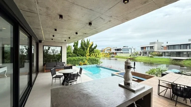 Imagem Sobrado finamente mobiliado e decorado com 472m2 de área construída e piscina