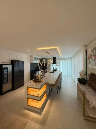 Imagem Imponente Casa de Luxo em Condomínio nos Ingleses, Florianópolis-SC: 5 quartos, 3 suítes, 3 salas, 5 banheiros, 424m² de área.