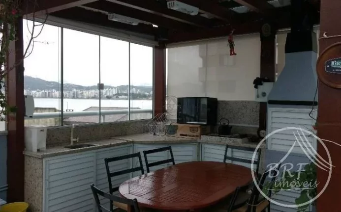 Imagem Vendo excelente apartamento com terraço e piscina, totalmente plano em excelente localização a 200 metros da Beira mar do Estreito Florianópolis SC co