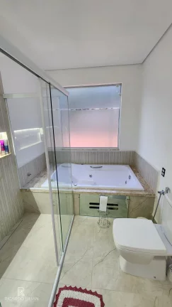 Imagem Casa de alto padrão com 4 suítes em conjunto residencial com controle de acesso
