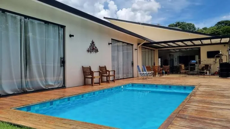 Imagem TÉRREA, 3 suítes, piscina, em rua fechada no Miolo da Granja!