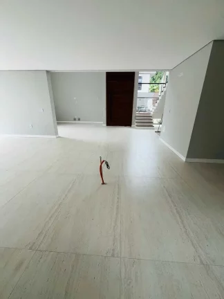 Imagem Casa alto padrão com 3 suítes sendo 1 master e 5 vagas - América | Joinville/SC