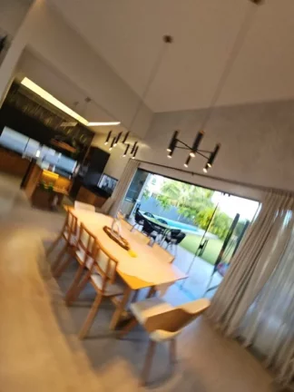 Imagem A 5ª Avenida imóveis selecionou essa Casa Moderna e Térrea no Condomínio Vida Marina em Busca Vida, 3 Suítes, Piscina c/ Cascata e Área Gourmet:
