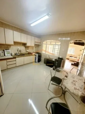 Imagem Casa 1: 2 dormitórios, sala ampla, cozinha com armários planejados, banheiro, lavanderia, espaço ...