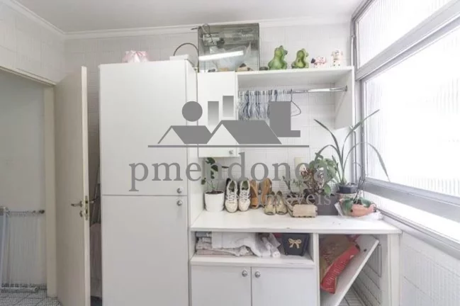 Imagem Apartamento um por andar, 265m² útil, living para 03 ambientes, piso de tábuas largas corridas de...