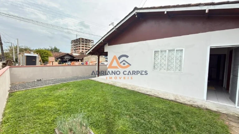 Imagem Casa com 3 dormitórios, Averbada, garagem para 2 carros e quintal gramado a 700m do mar, na Praia de Gravatá em Navegantes - Adriano Carpes imóveis vende