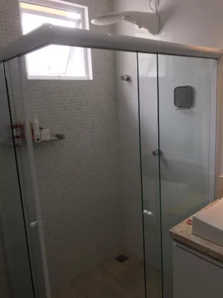 Imagem Requinte e sofisticação você encontra nessa casa , com 3 suítes uma com banheira hidromassagem, piscina, sala de cinema , localização privilegiada