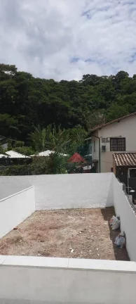 Imagem Excelentes casas em centro de terreno, com dois pavimentos ,primeira locação,sendo constituida de Sala ,03 quartos,02 suites, cozinha,lavanderia