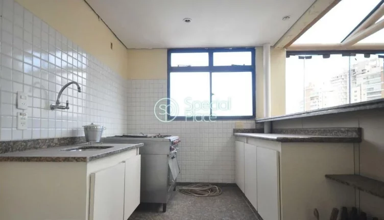 Imagem Amplo apartamento à venda com 6 quartos, sendo 3 suítes, e 6 banheiros no total. Este apartamento ...