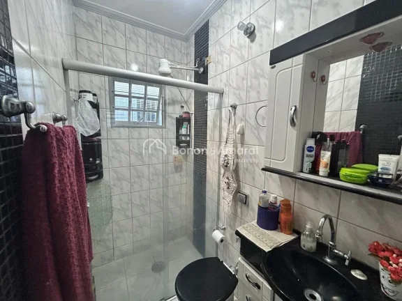 Imagem Casa em rua tranquila, recentemente pintada, com garagem para até 5 carros. Possui sala de estar, s...