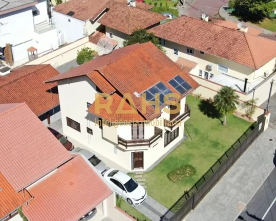 Imagem Linda e ampla residência em uma região tranquila do bairro América. Sobrado de dois andares, no p...