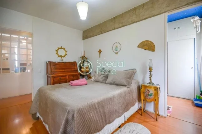 Imagem Moema Pásssaros, fora de rota. Prédio antigo com ótima planta, janelões com bastante claridade. ...