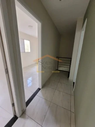 Imagem Casa em condomínio com 65,25 m², 2 dormitórios, 1 banheiro, 1 lavabo, armários na cozinha e banh...