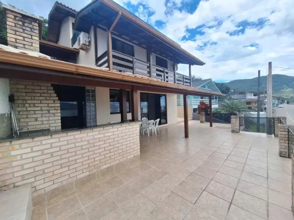 Imagem Casa mobiliada com 4 dormitórios sendo 2 suítes e 3 vagas de garagem em Florianópolis