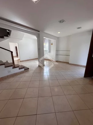 Imagem Casa Ampla e Sofisticada na Rua Saldanha Marinho, Castelânea, Petrópolis