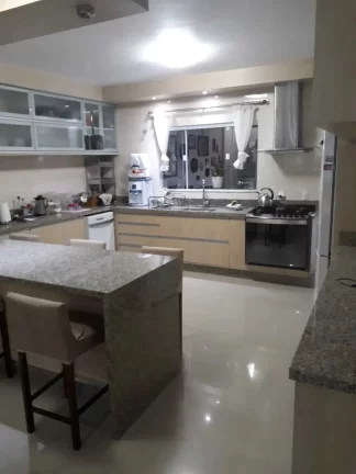 Imagem Casa com 4 dormitórios sendo 1 suíte e 3 vagas - Boa Vista | Joinville/SC