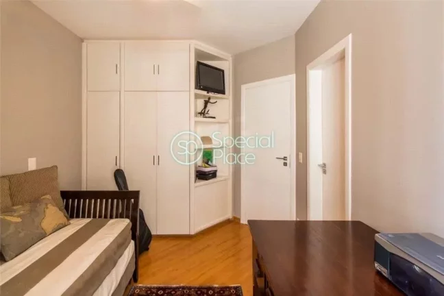 Imagem Localizado em Moema Índios, totalmente fora de rota, apartamento amplo. possui 172 metros, living c...