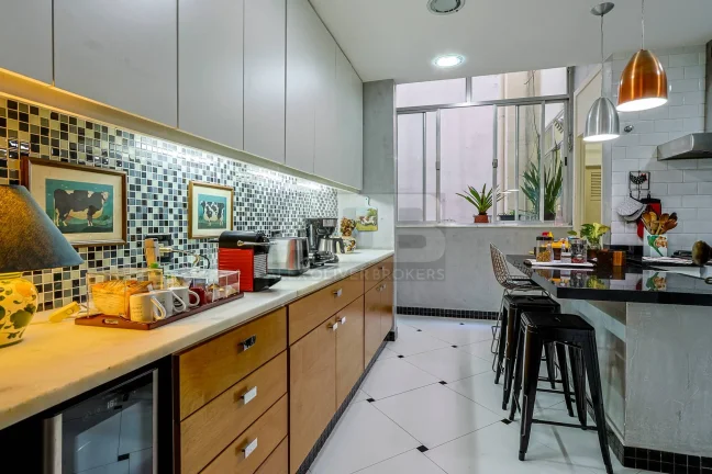 Imagem Apartamento à venda em Copacabana, 197m2, 4 quartos, 1 suíte, 1vaga.