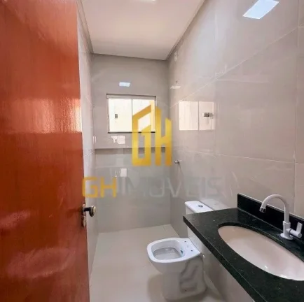 Imagem A casa possui 

- 3 quartos sendo 1 suíte 
- Sala
- Cozinha 
- 2 banheiros com nichos 
- 1 vaga de ...