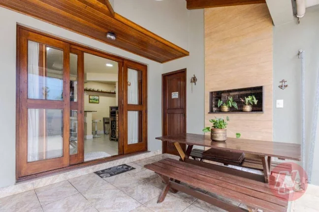 Imagem Casa de 208 m² com 4 quartos, 3 vagas e piscina.
