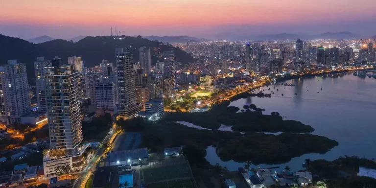 Imagem Apartamento na Planta com 3 dormitórios sendo 1 suíte e 2 vagas na Garagem em - Itajaí/SC