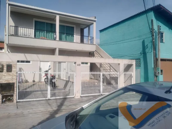 Prédio com 3 apartamentos