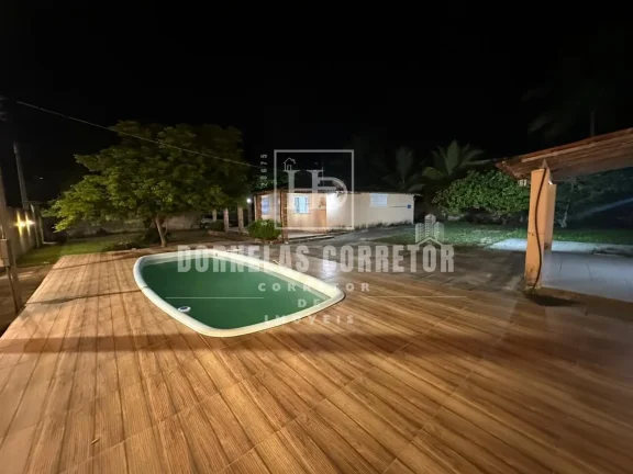 Imagem CASA A KM DO MAR COM ÁREA GOURMET E PISCINA, 3 QUARTOS, 1ST, VÁRIAS VAGAS DE GARAGEM, EM FRENTE A AVENIDA, TERRENO 30X30
