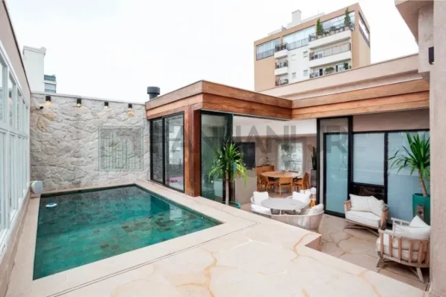 Imagem Luxuosa cobertura de 4 quartos na Vila Nova Conceição, São Paulo-SP: 4 suítes, 5 salas, 6 banheiros, 432m² de área.