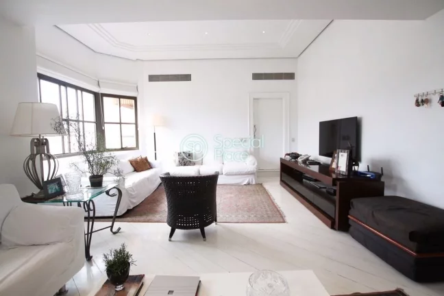 Imagem Excelente cobertura duplex, com 450m². Piso inferior com amplo living muito iluminado, home theater...