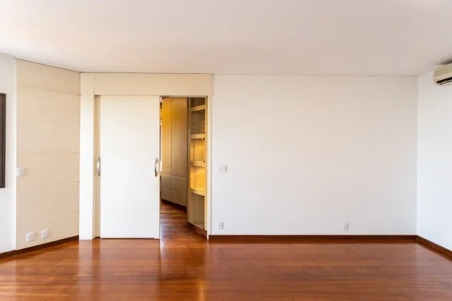 Imagem OPORTUNIDADE IMPERDÍVEL EM PERDIZES ! Apartamento Reformado 114M², 3Q, 3 Suítes, 3 Banheiros, 3 Vagas, Academia, Piscina, Sauna, Lareira, Varanda.