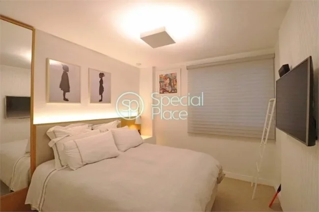 Imagem Apartamento com três dormitórios, totalmente reformado. A cozinha ficou linda e está integrada ao...