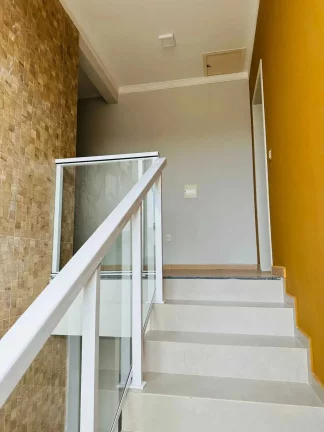 Imagem Casa alto padrão 3 dormitórios sendo 1 suíte e 2 demi-suítes e 2 vagas em Florianópolis/SC