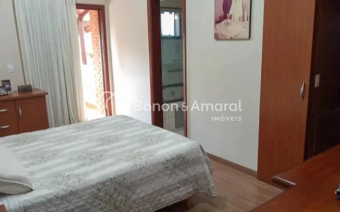 Imagem Linda e espaçosa casa com área construída de 321 m². A residência possui living para 3 ambiente...