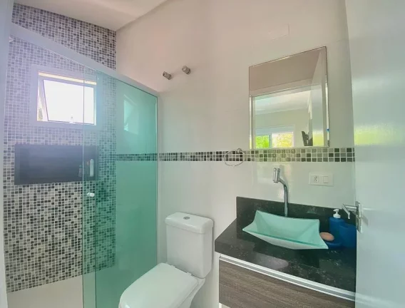 Imagem Sobrado de Luxo à Venda em Condomínio na Morada da Praia, Bertioga-SP: 4 Quartos, 4 Suítes, 5 Banheiros, 4 Vagas, 370m².