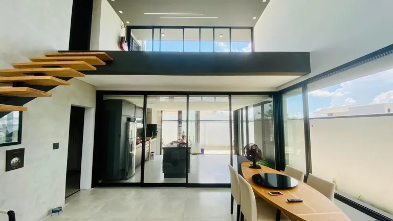 Imagem Sobrado com 3 dormitórios para alugar, 250 m² por R$ 8.200,00/mês - Condomínio Terras do Vale - Caçapava/SP