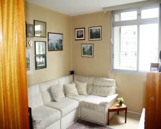 Imagem Apartamento com living amplo com janelas grandes, piso de carpete, 03 dormitórios com armários, co...