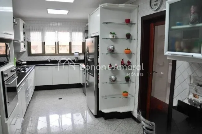 Imagem Linda e espaçosa casa! A residência possui 4 quartos, sendo todos suítes com ar condicionado e ba...