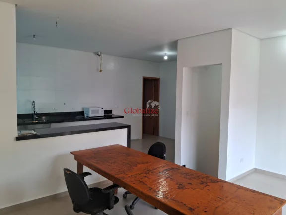 Imagem Casa sobreposta alta em Santos no bairro da Aparecida com varanda de frente na sala, 2 suítes e uma vaga de garagem a venda por R$ 830.000,00