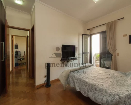 Imagem Imóvel possui living amplo para 3 ambientes, varanda integrada, lareira, lavabo, na área íntima s...