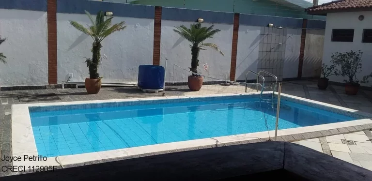 Imagem Casa Com 7 Dormitórios a 60 m Da Praia a Venda Em Peruíbe.
