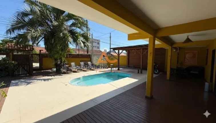 Imagem Ampla casa com 04 quartos sendo 02 suítes e área de lazer em Gravatá, Navegantes. Adriano Carpes Imóveis Vende