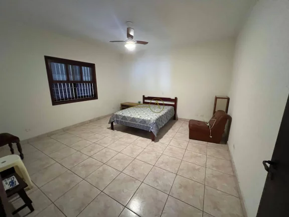 Imagem Casa ampla com 2 edículas e salão de festas perto da praia